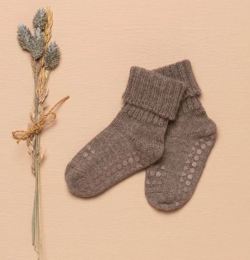 Go Baby Go krabbesokker i alpakka walnut – Småungene