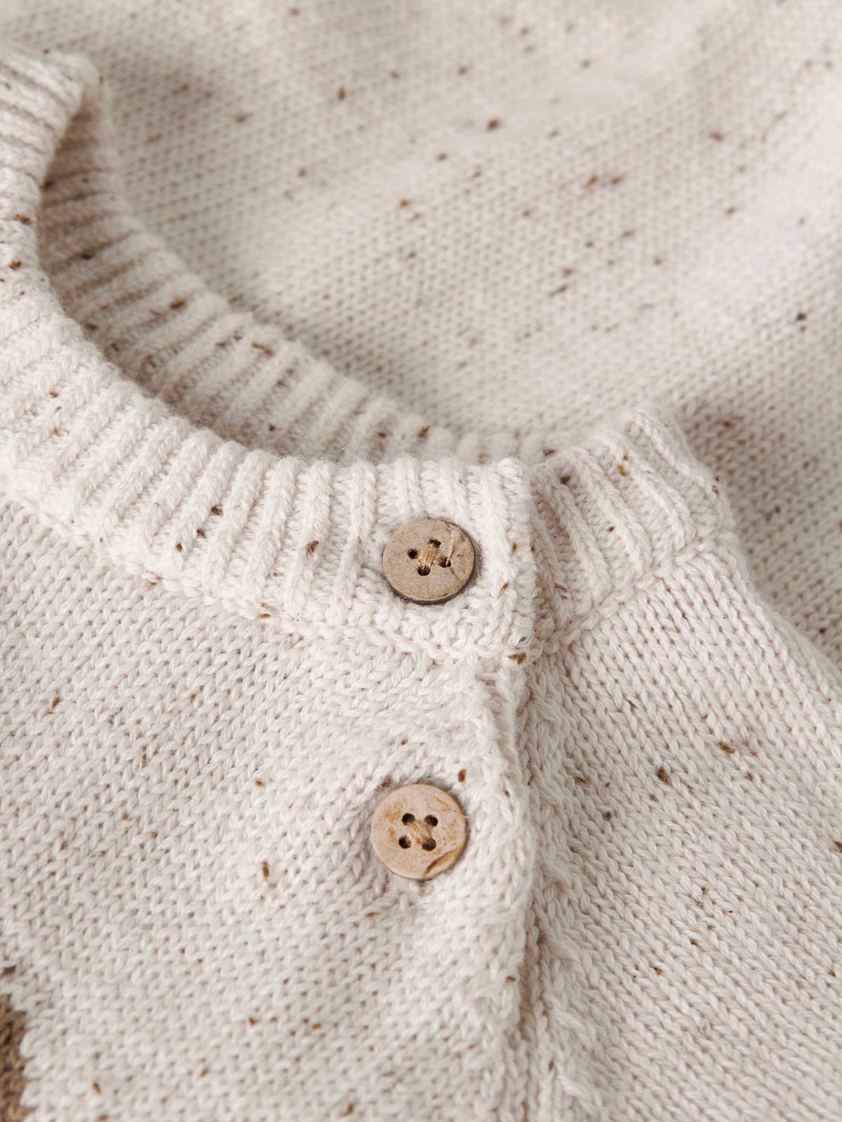 Lil`Atelier strikket body GALTO Turtledove, detalj av knapper og strikk