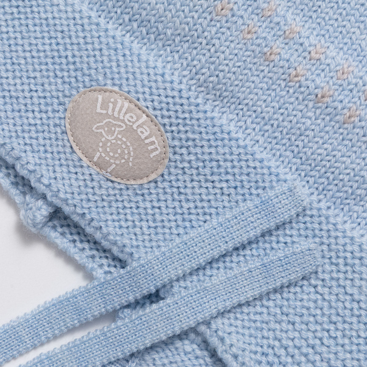 Lillelam Lue i merinoull «Classic» Himmelblå detalj