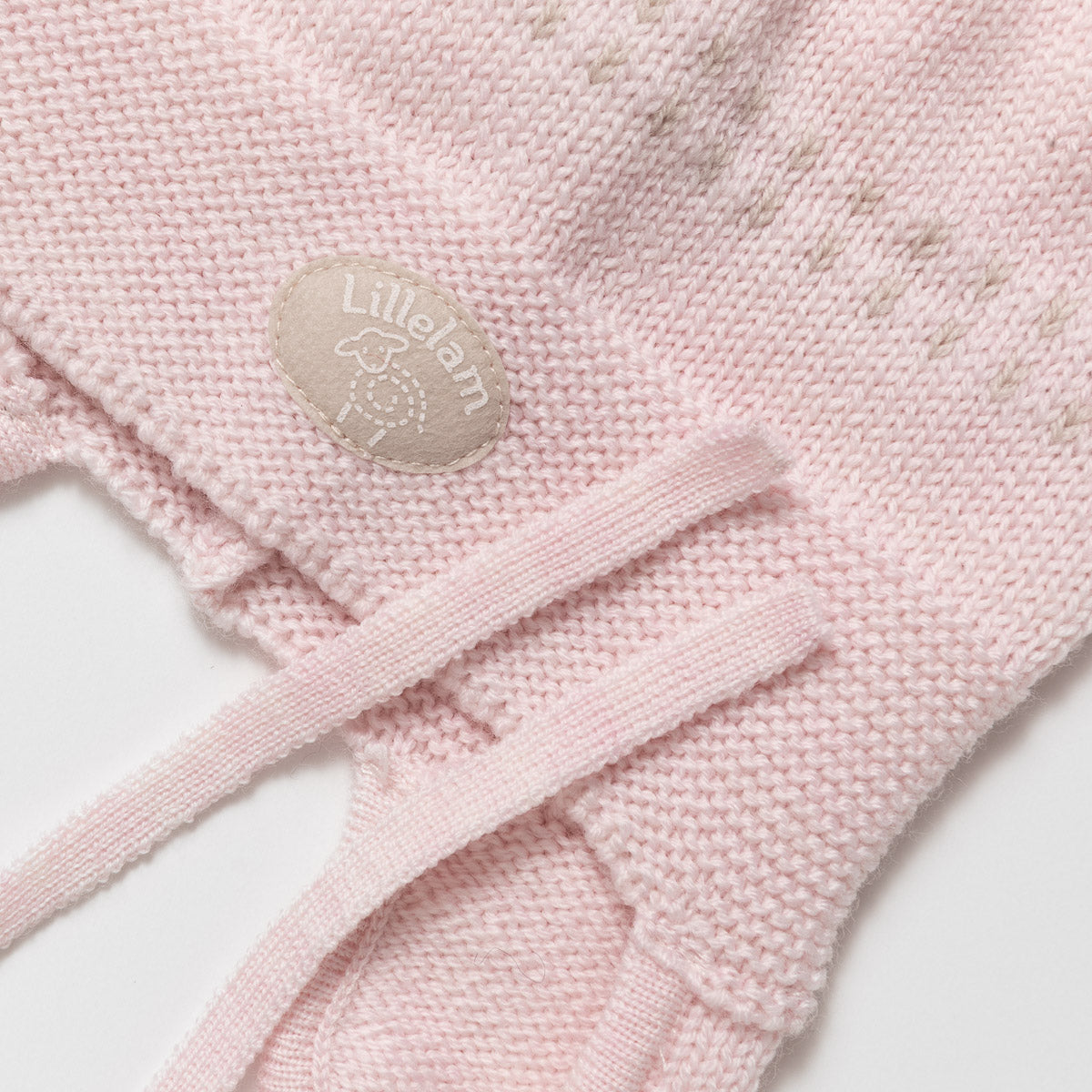 Lillelam Lue i merinoull «Classic» Himmelrosa detalj