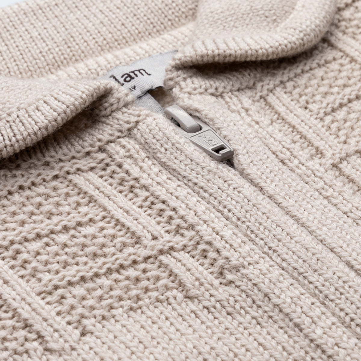 Lillelam Sparkedress i merinoull «Classic» Lys beige detalj