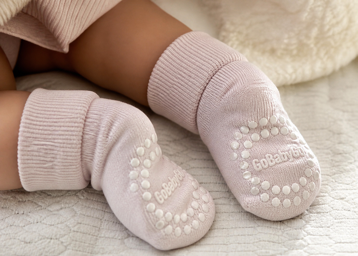 Go Baby Go - Antiskli krabbesokker i bambus Soft Pink
