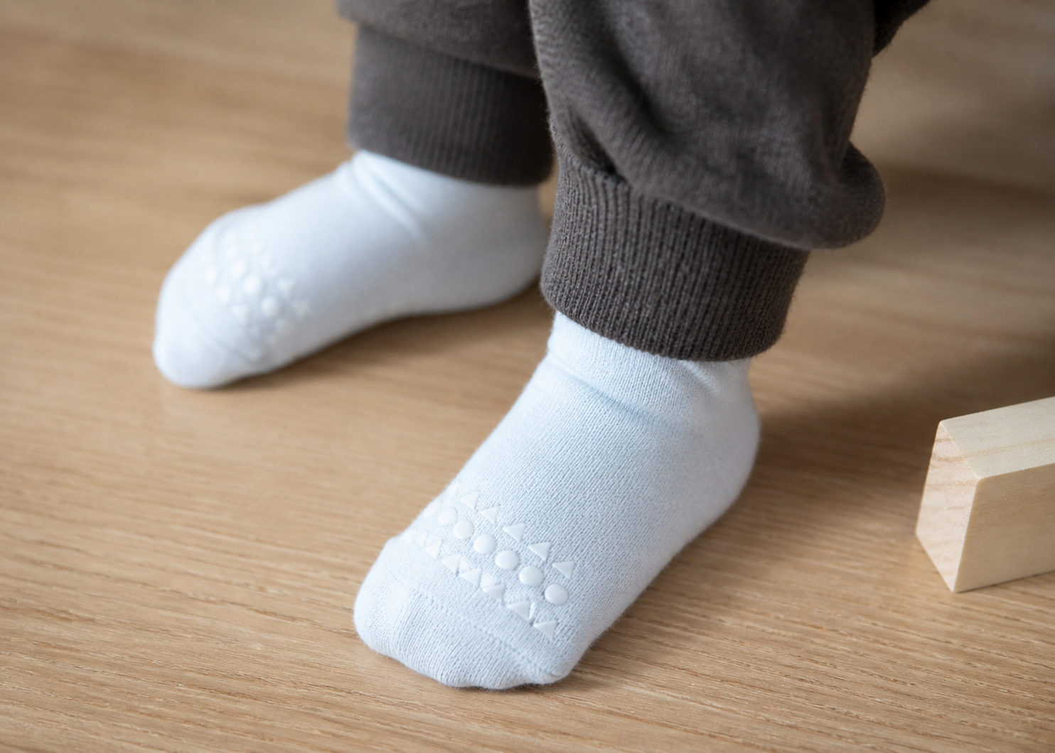 Go Baby Go - Antiskli krabbesokker i bambus Sky Blue