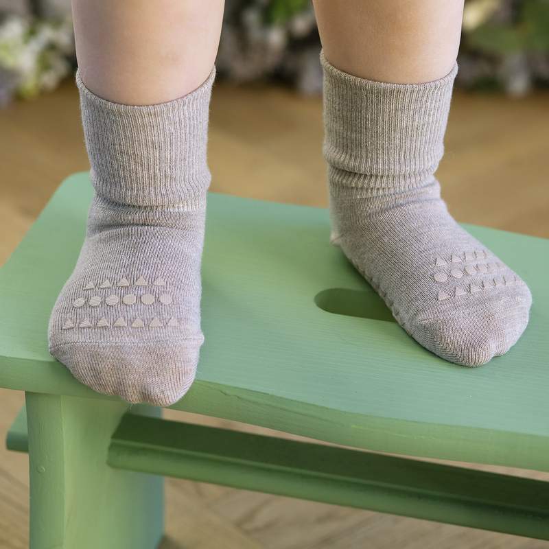 Go Baby Go krabbesokker i bambus sand – Småungene