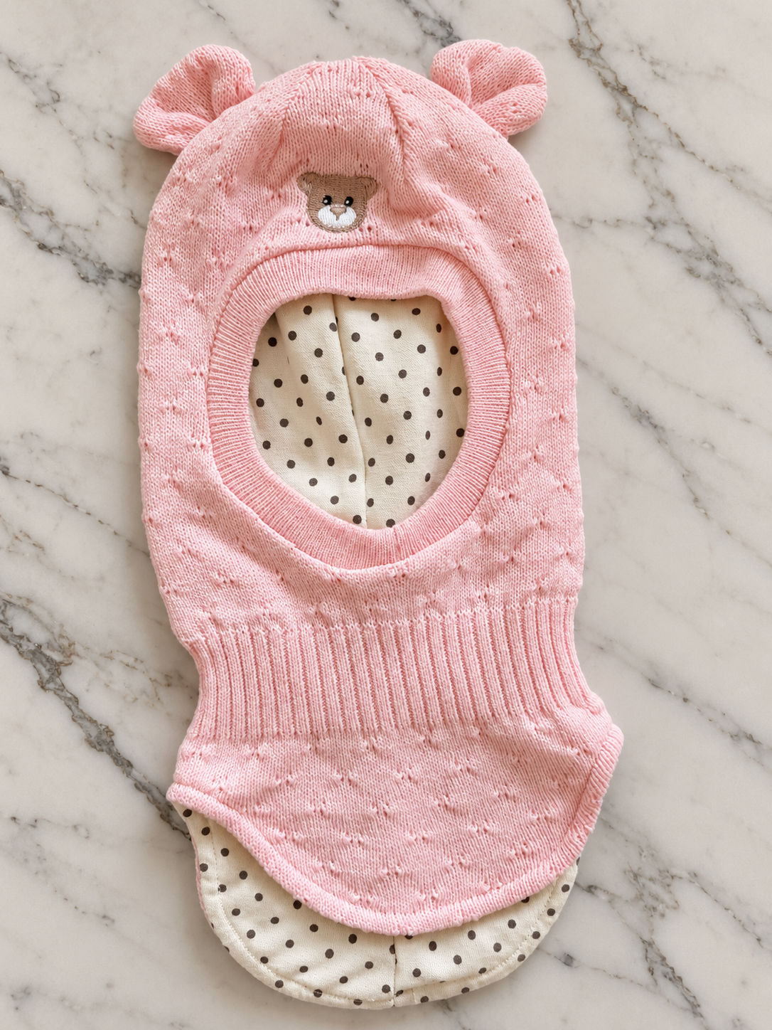 Need it balaclava «Den Lune» i rosa – strikket balaclava med bjørneører og prikket innerfôr