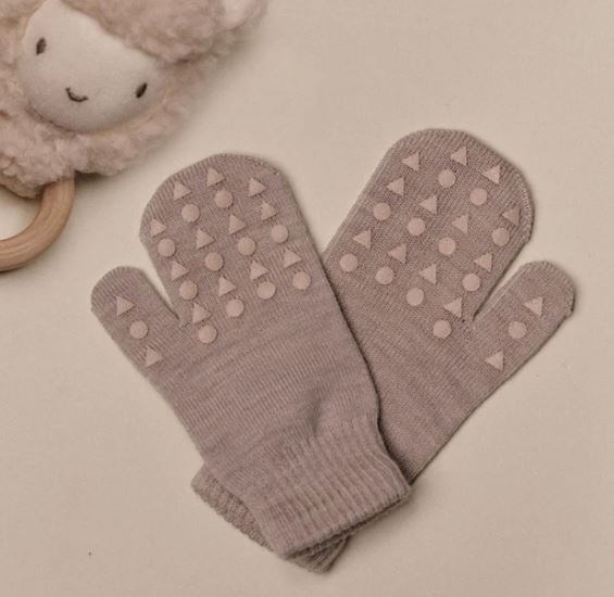 Go Baby Go votter i ull sand – Småungene