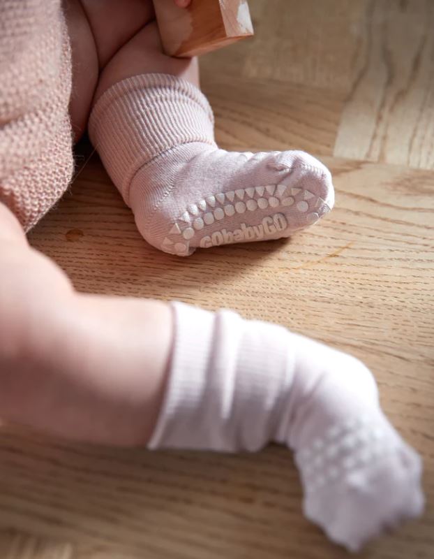 Go Baby Go krabbesokker i bambus rosa – Småungene