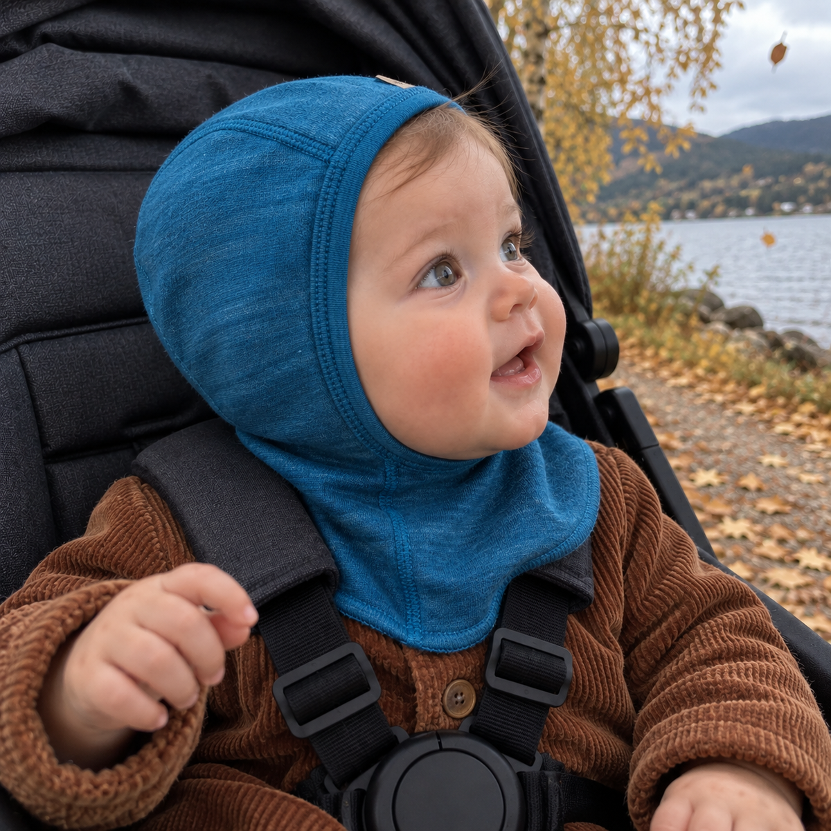Baby med Need it balaclava Digg i ull/bambus, Klar Blå